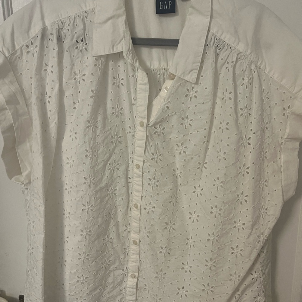 GAP women’s XL Cream Eyelet Short Sleeve Shirt